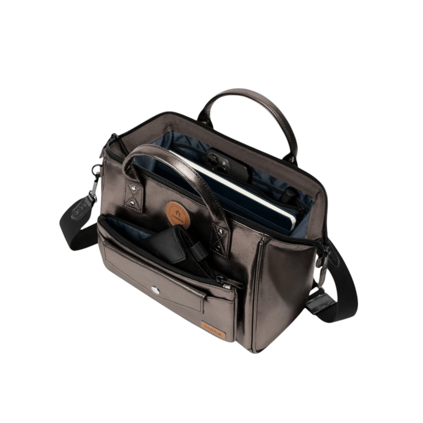 Intérieur du sac Cabaïa Crossbody Adventurer Medium Louisville avec ses compartiments et son ouverture grand angle.