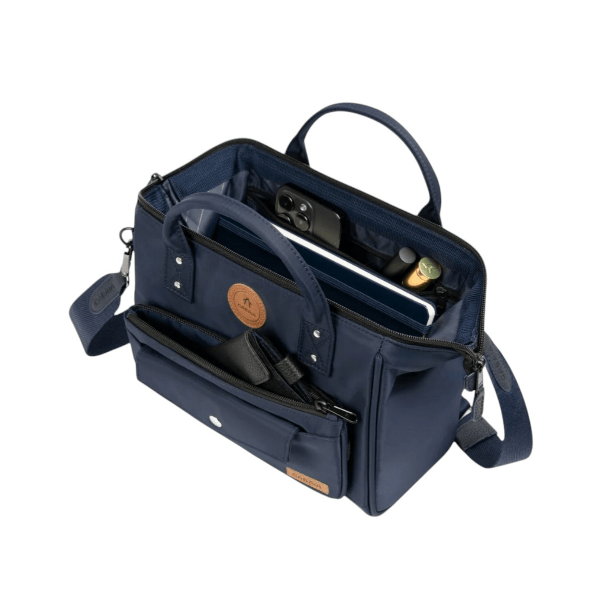 Intérieur du sac Cabaïa Crossbody Adventurer Medium Nara avec ouverture grand angle et compartiments de rangement.