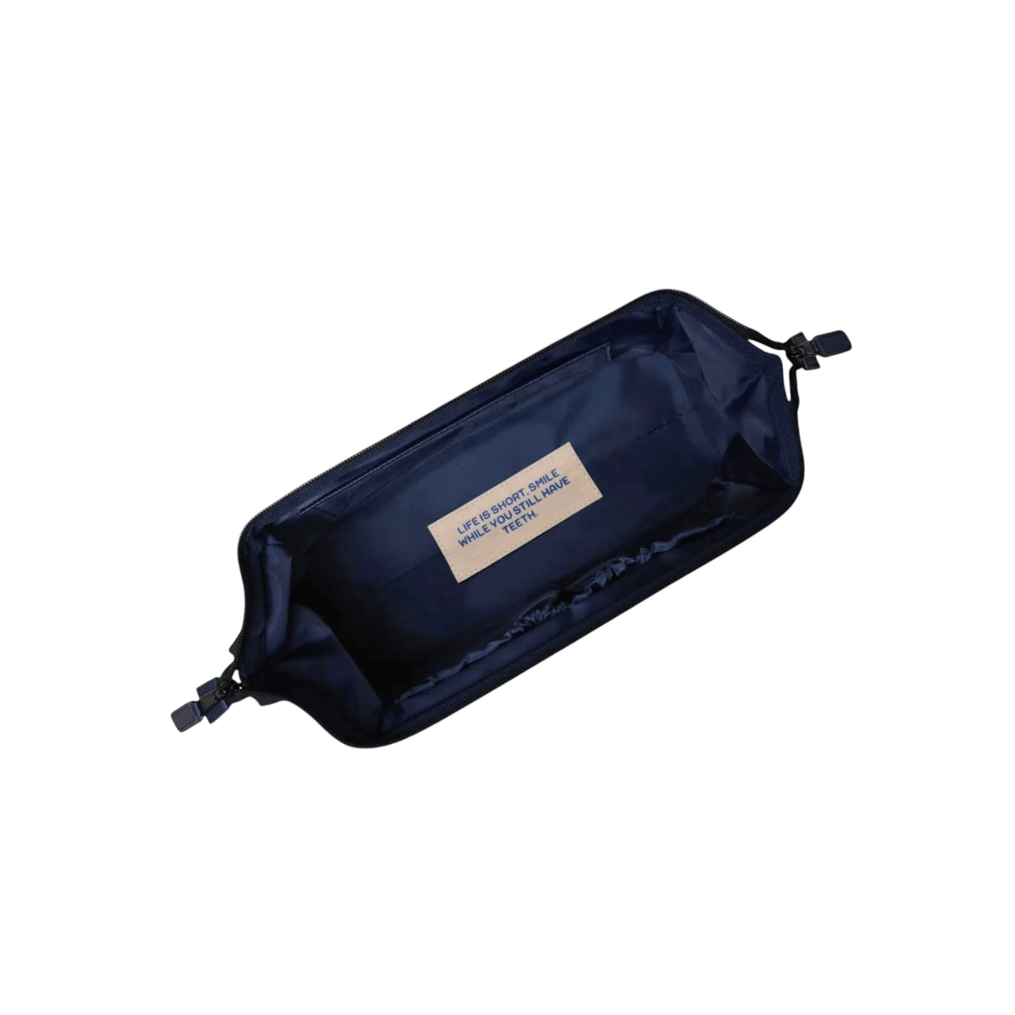 Intérieur de la trousse de toilette Cabaia Fondamenta San Mauro avec ouverture grand angle et rangements - Nevada Maroquinerie