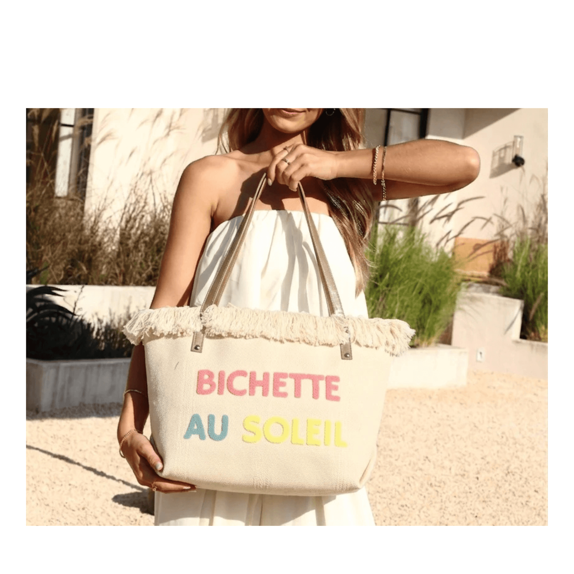 Femme portant le cabas Bichette au Soleil lors d’une journée estivale