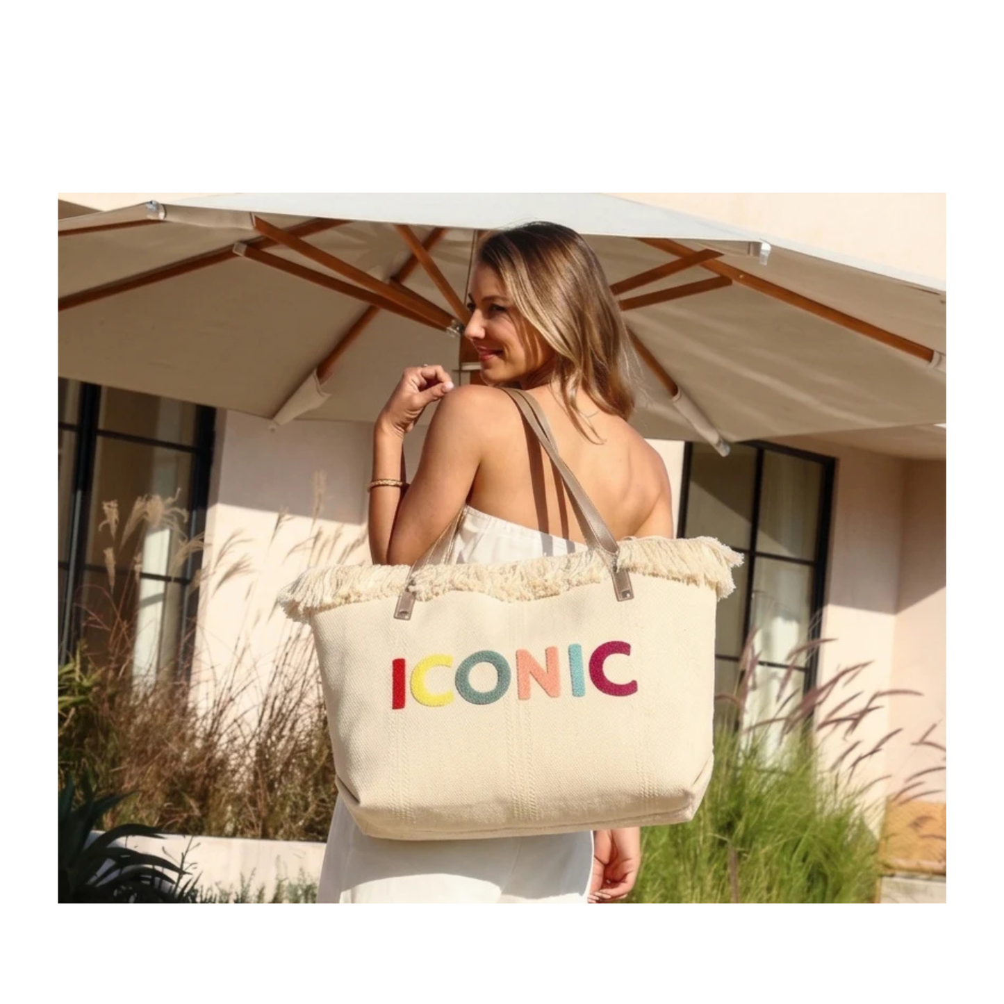 Femme portant le cabas ICONIC bohème chic lors d’une journée estivale