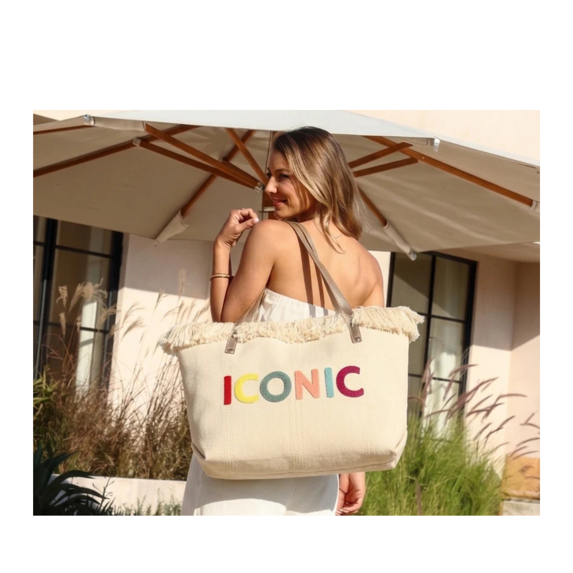 Femme portant le cabas ICONIC bohème chic lors d’une journée estivale