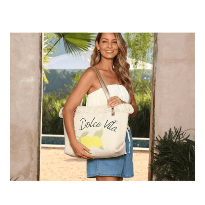 Femme portant le cabas La Dolce Vita style bohème chic en été