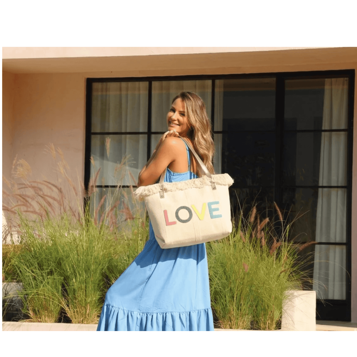 Femme portant le cabas LOVE bohème chic lors d’une journée estivale