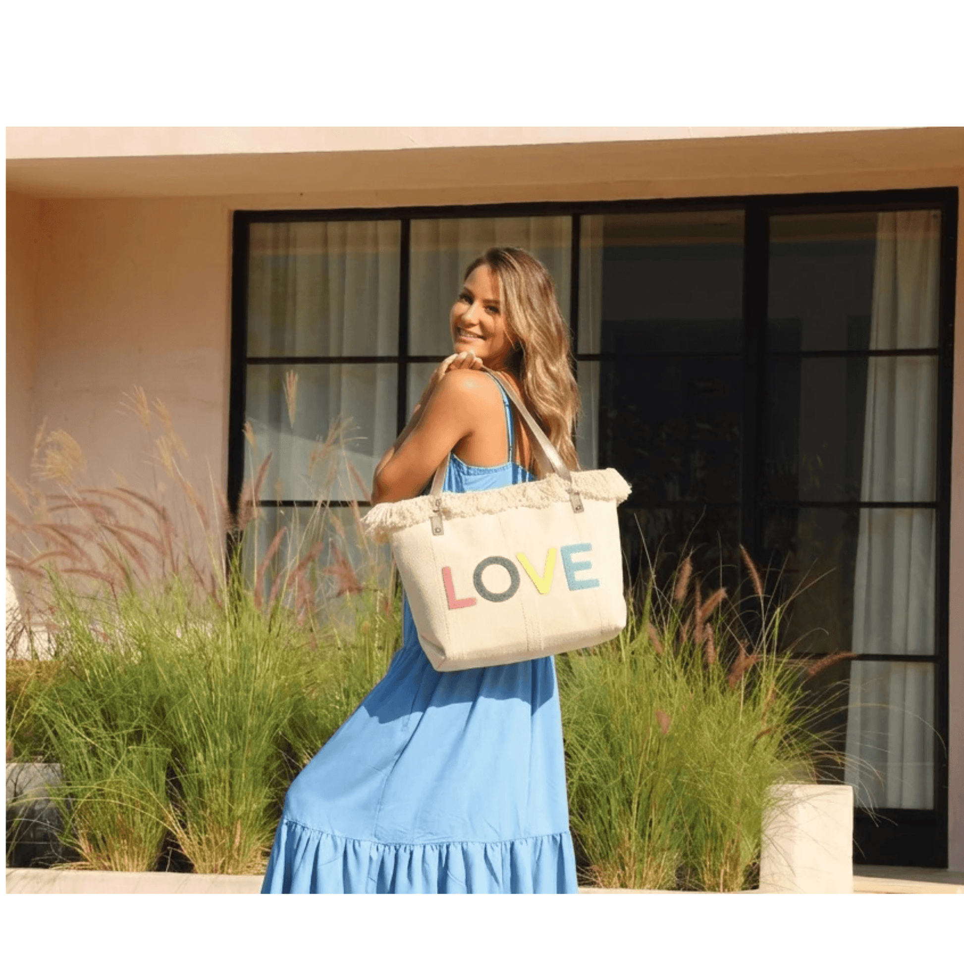 Femme portant le cabas LOVE bohème chic lors d’une journée estivale