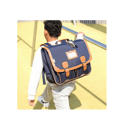 Enfant portant le cartable Tann's Camille Bleu 41 cm en situation d'utilisation