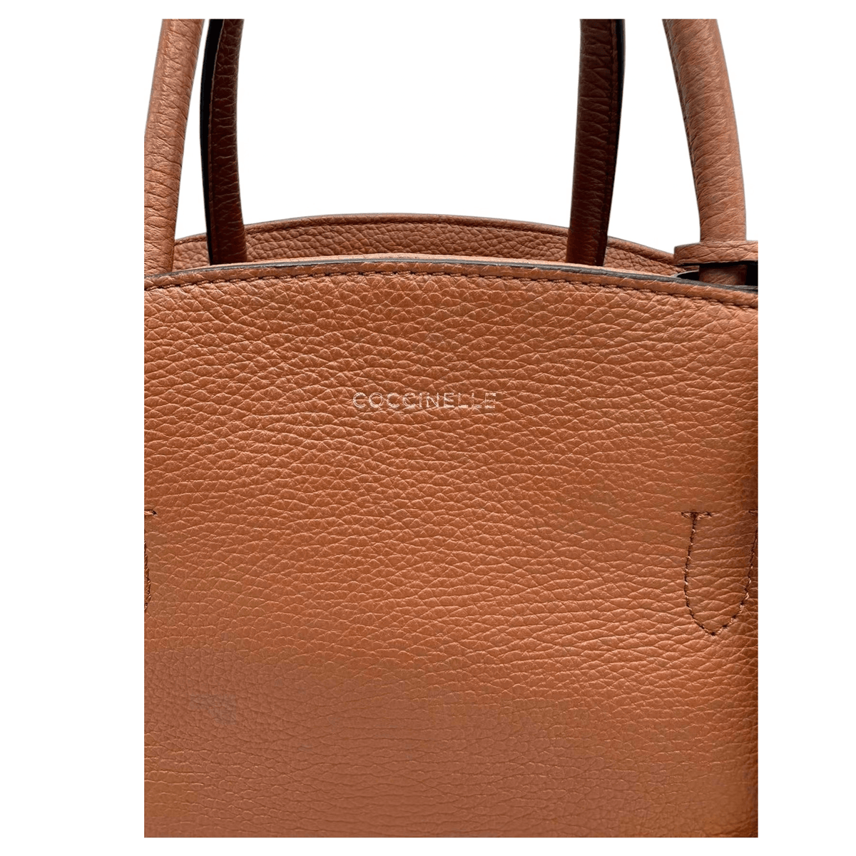 Détail du cuir grainé et logo COCCINELLE du sac 24H
