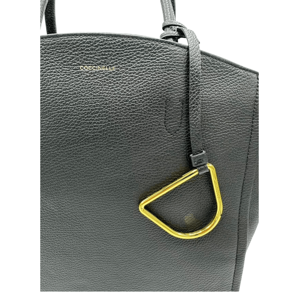 Détail du sac COCCINELLE 24H noir en cuir grainé