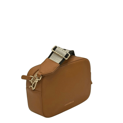 Petit sac bandoulière COCCINELLE cuir camel vue de côté