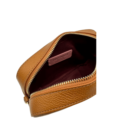 Intérieur du sac bandoulière COCCINELLE en cuir camel