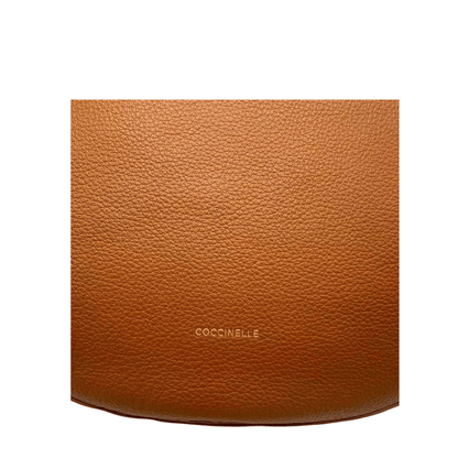 Détail cuir grainé et logo COCCINELLE sur sac porté épaule