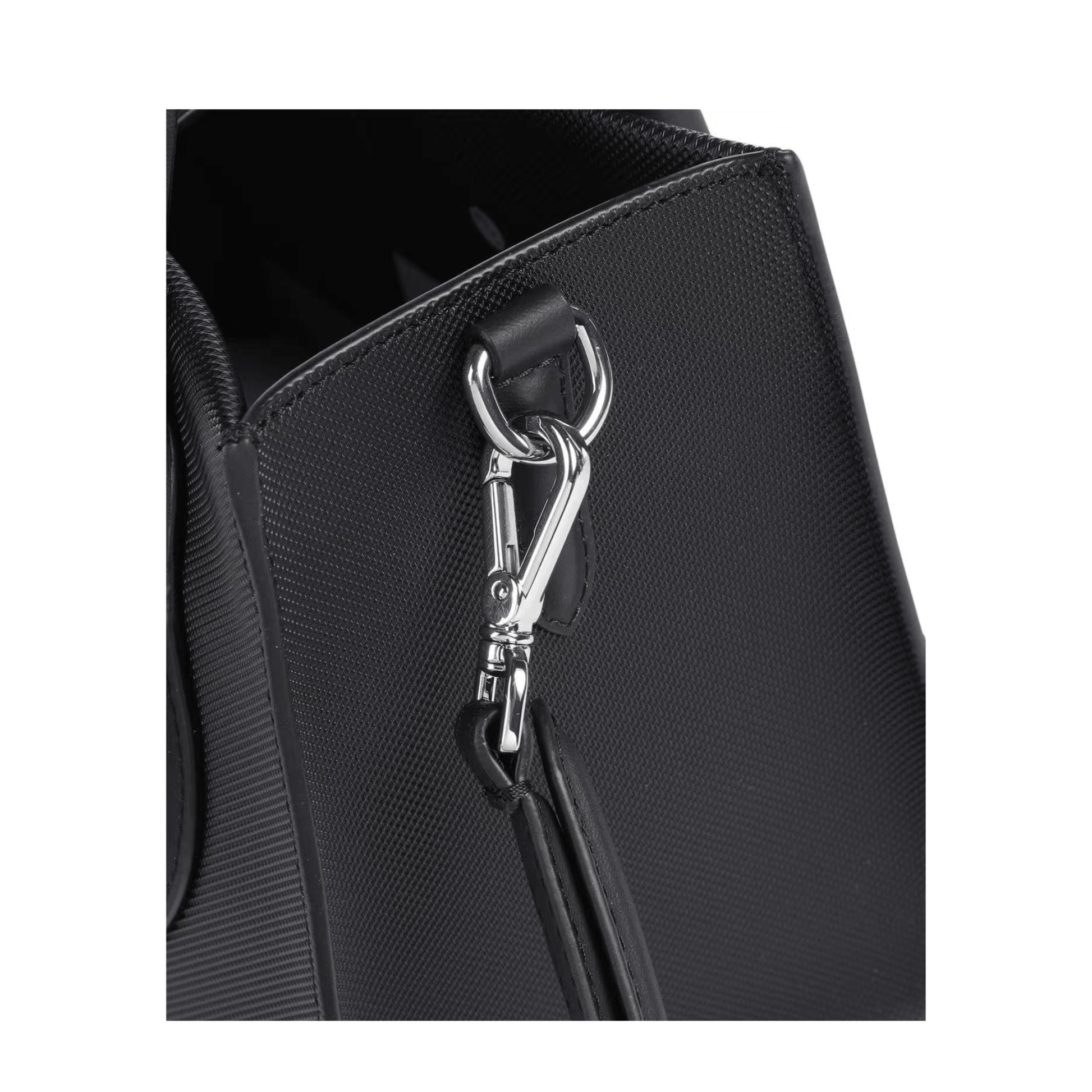 Détail attache bandoulière sac Lacoste Daily City noir