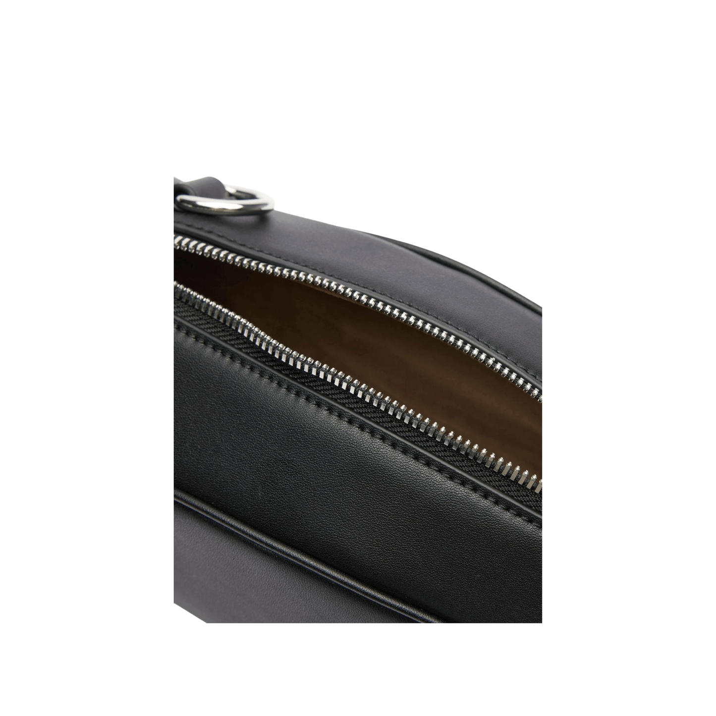 Logo crocodile Lacoste sur sac noir en cuir Nevada Maroquinerie