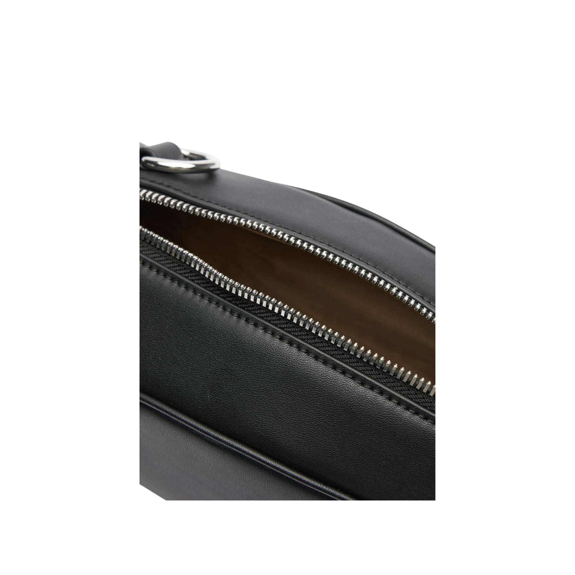 Logo crocodile Lacoste sur sac noir en cuir Nevada Maroquinerie