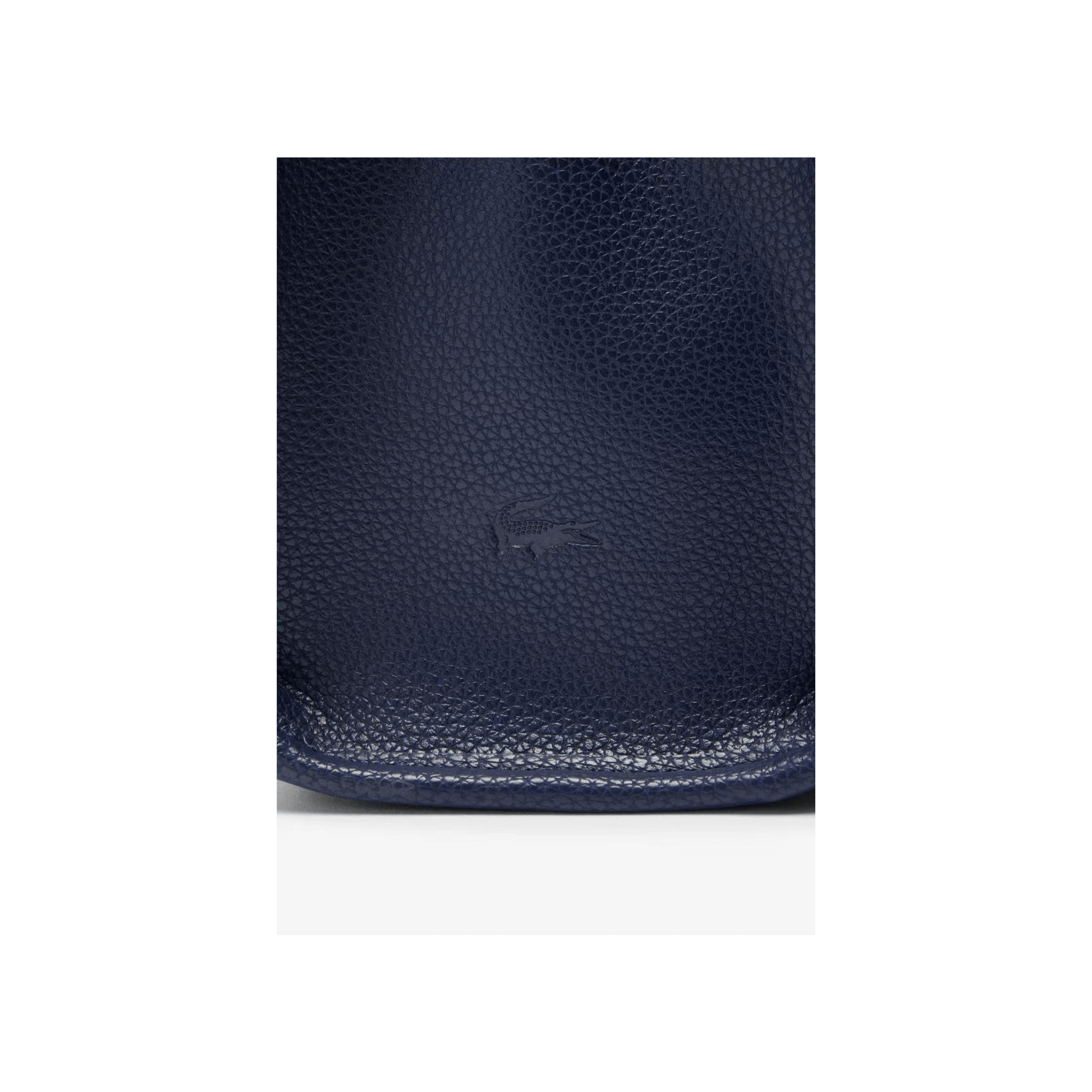 Détail matière grainée sac Lacoste bleu marine