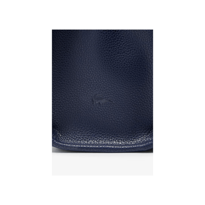 Détail matière grainée sac Lacoste bleu marine