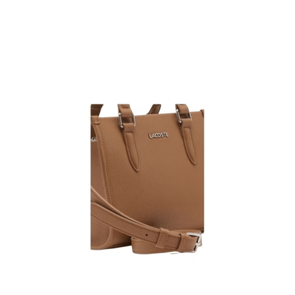 Détail finition grainée sac Lacoste camel