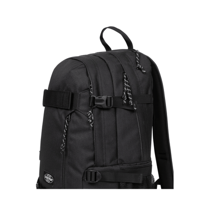 Détail des sangles de compression du sac à dos Eastpak Getter Pro Black.