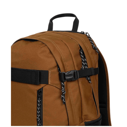 Détail des sangles de compression du sac à dos Eastpak Getter Pro Brown.