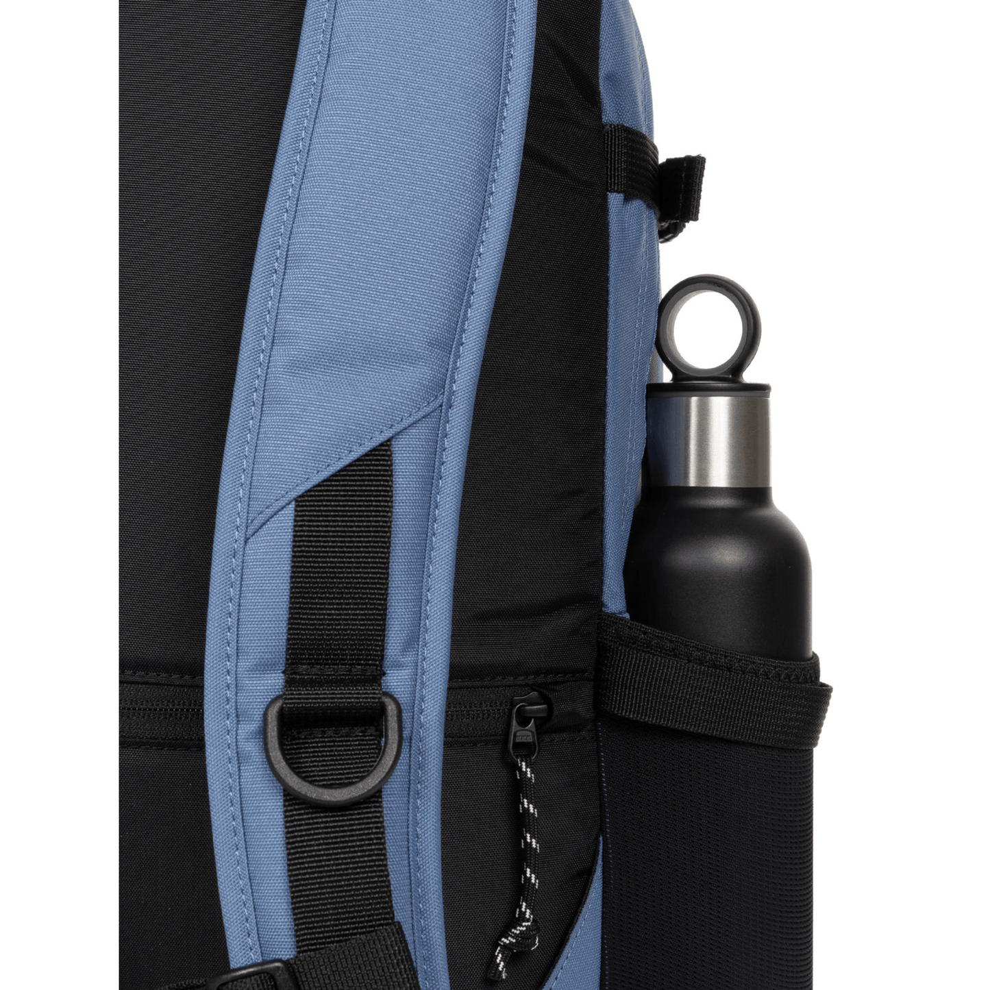 Détail de la poche latérale en filet porte-bouteille du sac Eastpak Getter Pro Light Blue.
