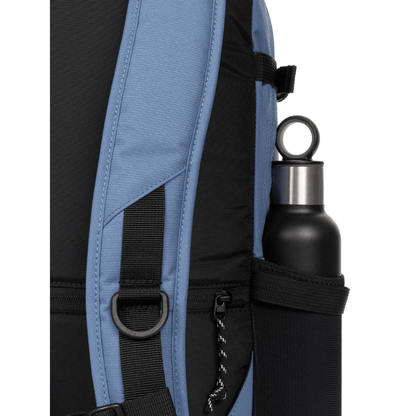 Détail de la poche latérale en filet porte-bouteille du sac Eastpak Getter Pro Light Blue.