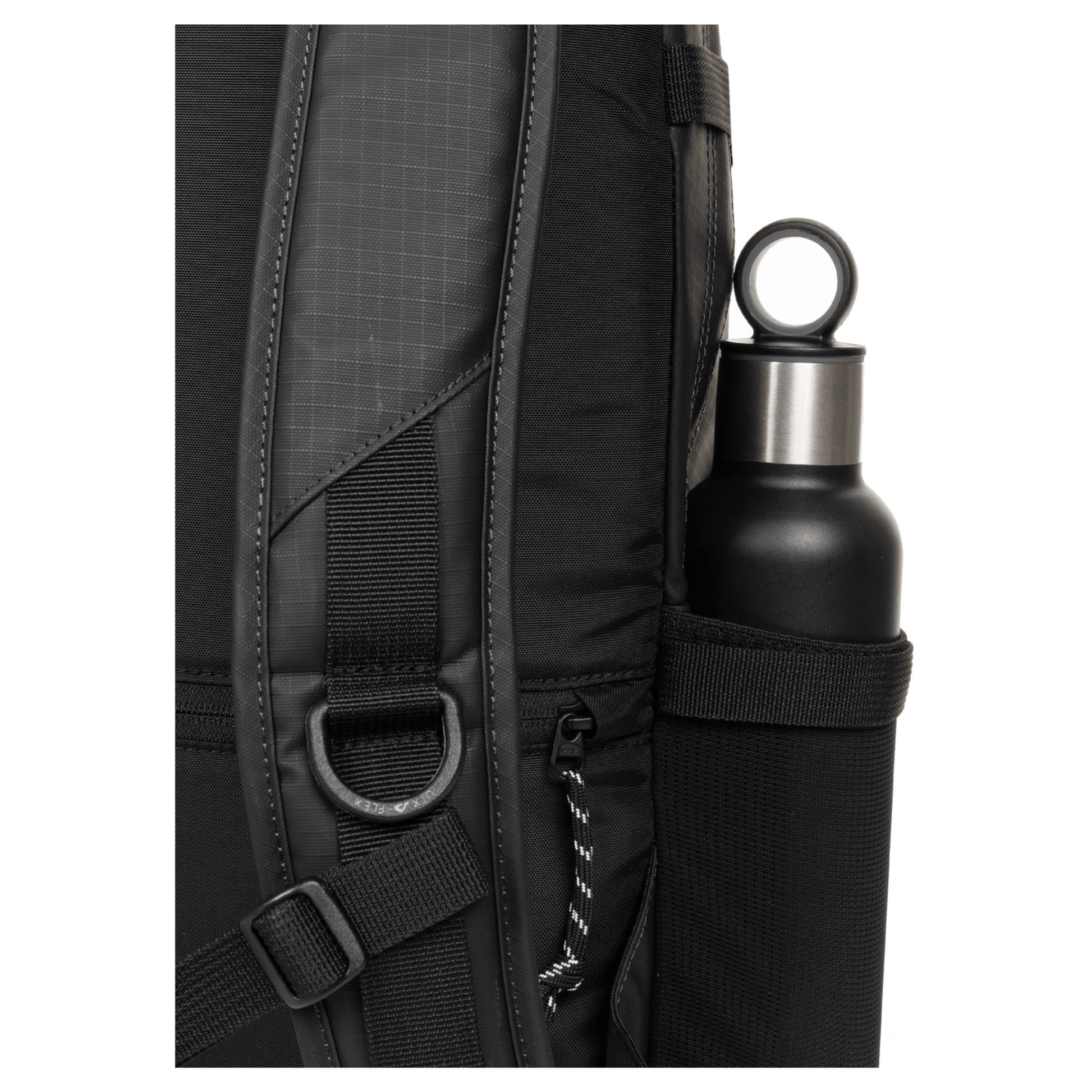 Poche latérale porte-gourde du sac à dos Eastpak Getter Pro Rip Black Coat.