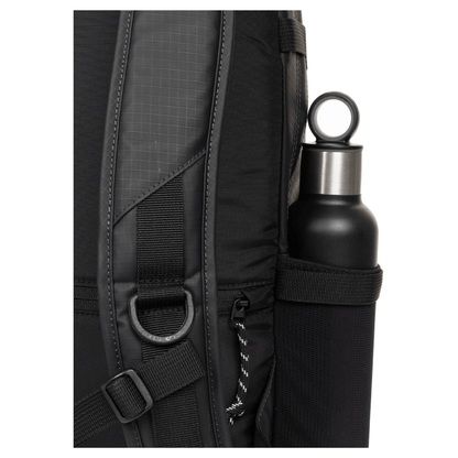 Poche latérale porte-gourde du sac à dos Eastpak Getter Pro Rip Black Coat.