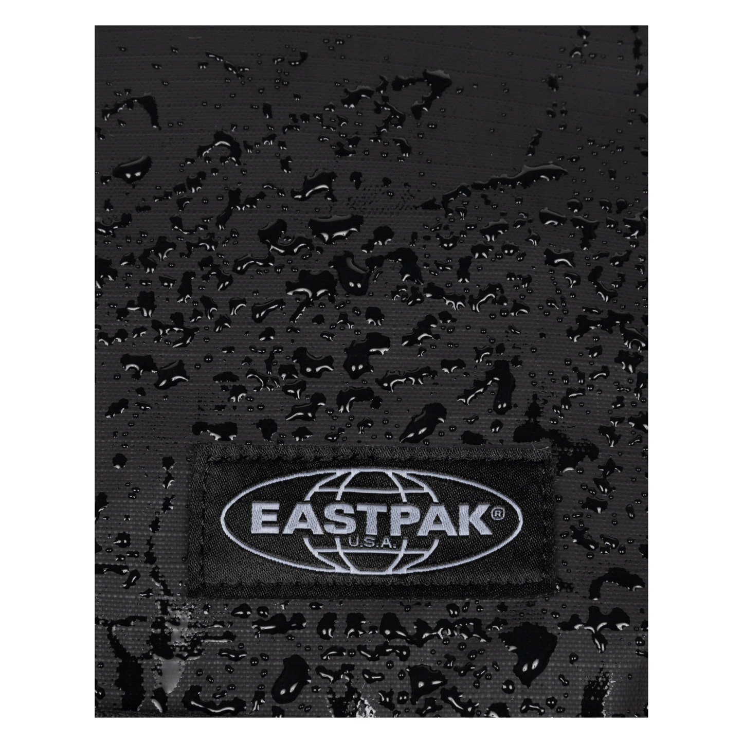 Zoom sur le tissu technique résistant à l'eau du sac à dos Eastpak Getter Pro Rip Black Coat.