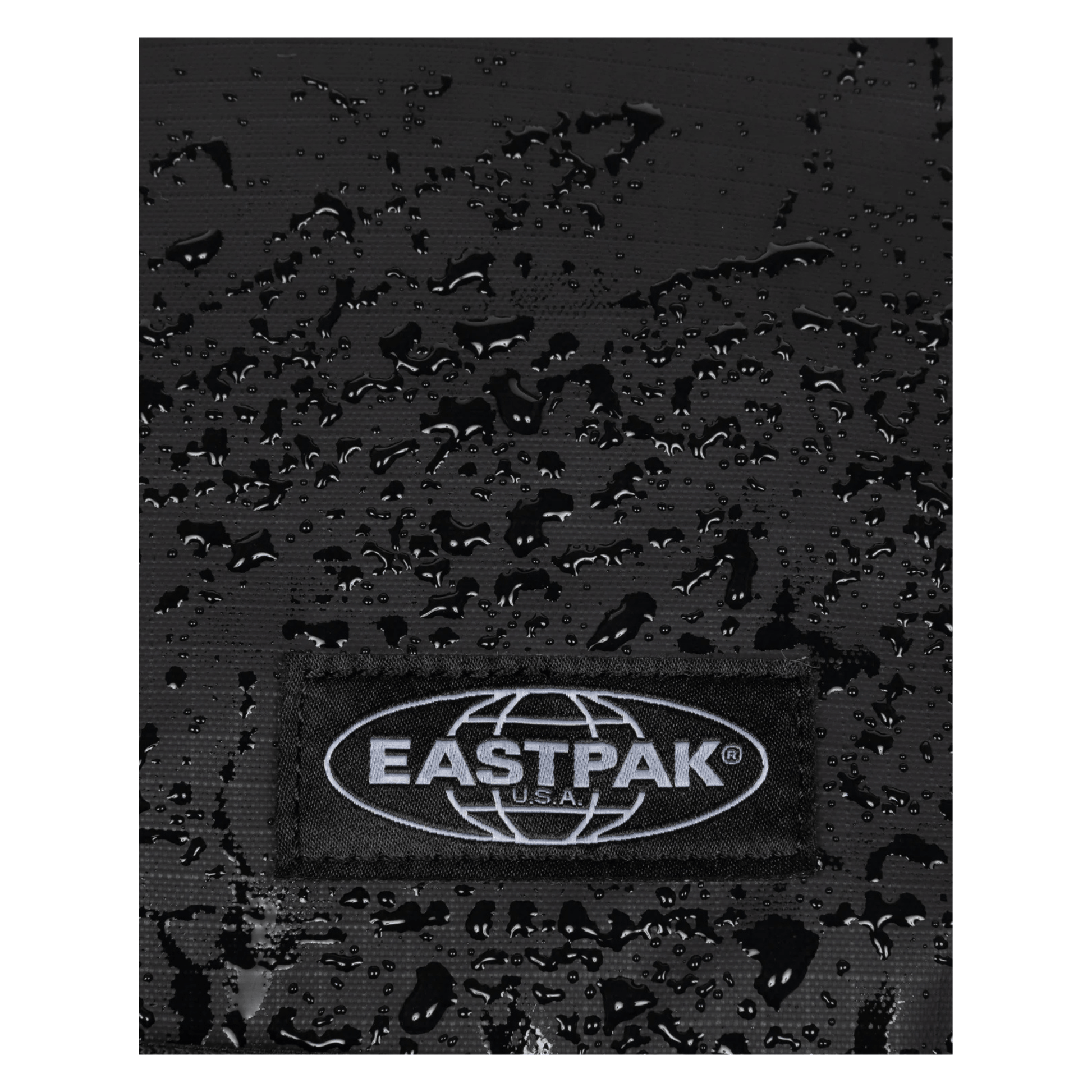 Zoom sur le tissu technique résistant à l'eau du sac à dos Eastpak Getter Pro Rip Black Coat.