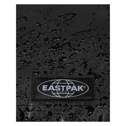 Zoom sur le tissu technique résistant à l'eau du sac à dos Eastpak Getter Pro Rip Black Coat.