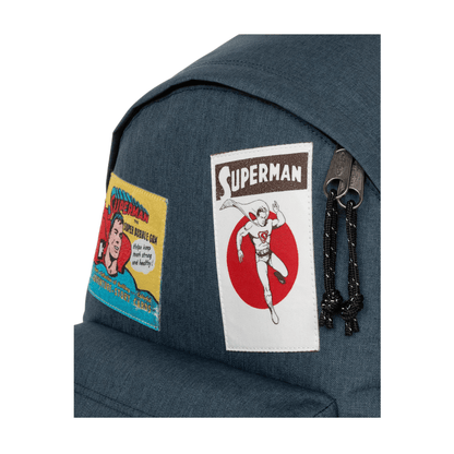 Détail des patchs vintage Superman sur le sac à dos Eastpak