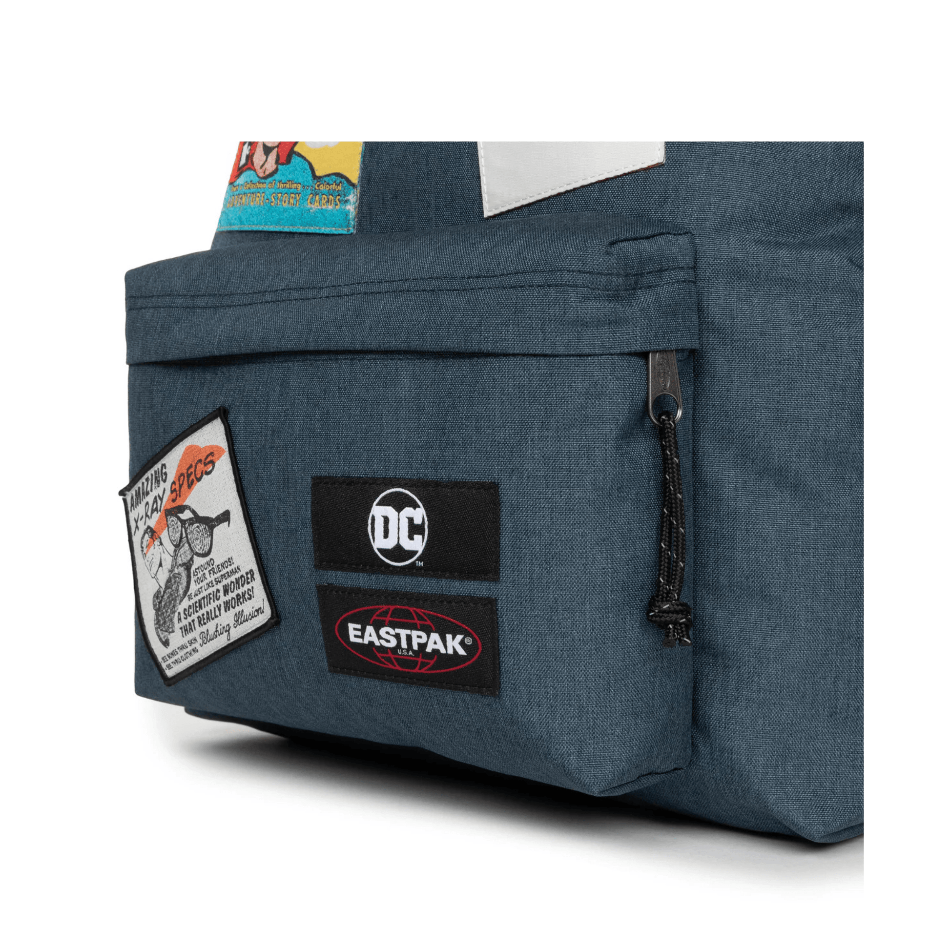 Détail de la poche avant et des logos DC Comics et Eastpak sur le sac Superman