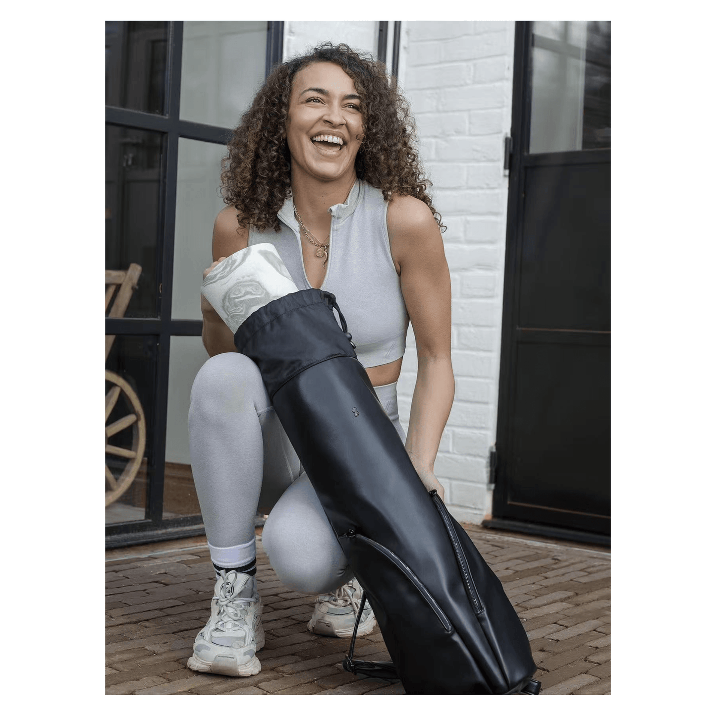 femme avec sac yoga noir stackers
