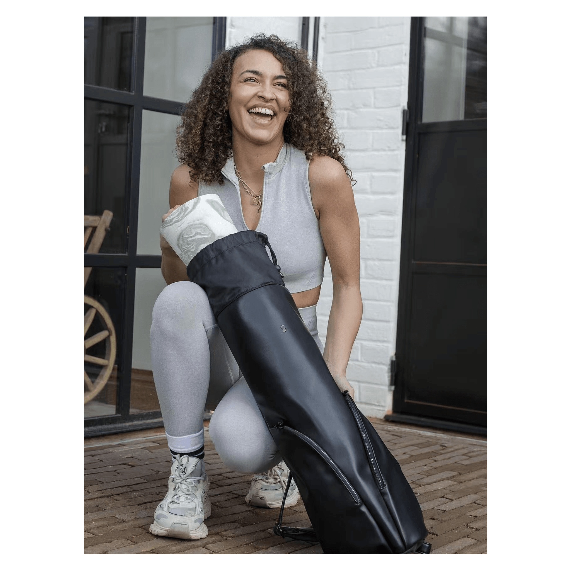 femme avec sac yoga noir stackers
