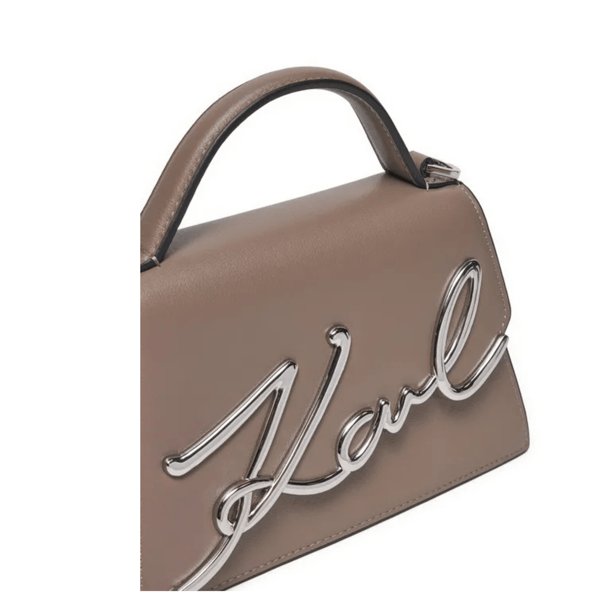 Gros plan sur la grande signature Karl métallique argentée en relief sur le cuir gris taupe Ash Grey du sac Karl Lagerfeld K/Signature