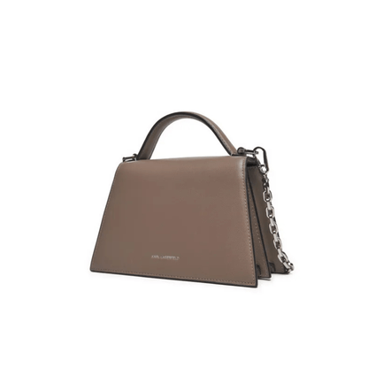 Vue arrière du sac Karl Lagerfeld K/Signature en cuir gris taupe Ash Grey avec poignée supérieure, bandoulière chaîne argentée et logo de marque