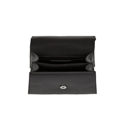 Intérieur ouvert du sac Karl Lagerfeld K/Signature en cuir noir montrant ses compartiments de rangement et sa fermeture aimantée