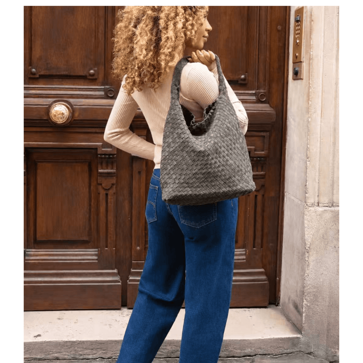 Sac cabas tressé KATE H kaki porté à l’épaule