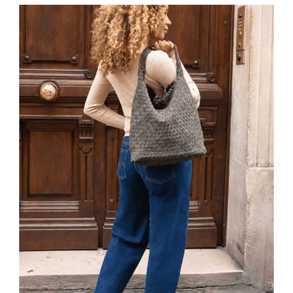 Sac cabas tressé KATE H kaki porté à l’épaule