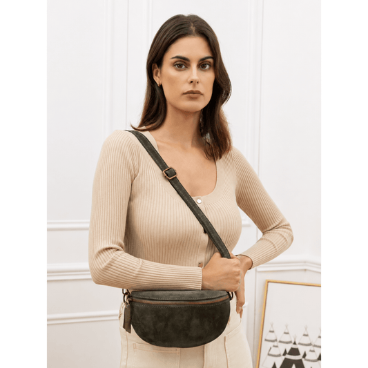 Sac banane KATE H LCV261 en daim kaki porté en travers par une femme