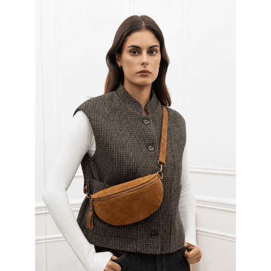 Sac banane en daim tan KATE H LCV261 porté croisé par une femme
