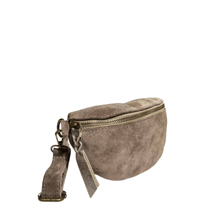 Vue de profil du sac banane en daim taupe KATE H LCV261