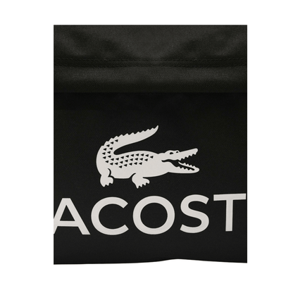Détail du logo crocodile Lacoste sur la poche avant.