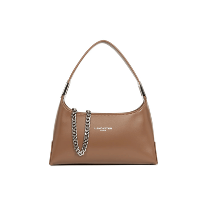 Sac porté épaule Lancaster Paris en cuir lisse coloris Noisette présenté de face avec sa chaîne décorative.