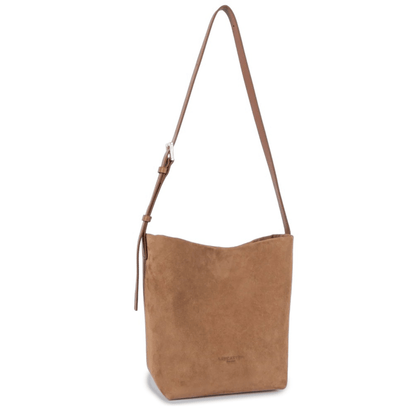 Sac seau Lancaster Camel en cuir velours porté épaule vu de trois quarts.