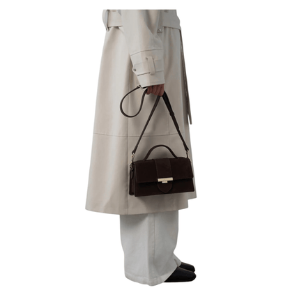 Sac à main Lancaster Suède Ily Marron – porté épaule sur mannequin