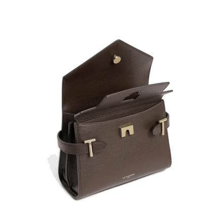 Vue de profil du sac Émilie double rabat Le Tanneur marron foncé ouvert, montrant son épaisseur, ses soufflets et ses fermetures