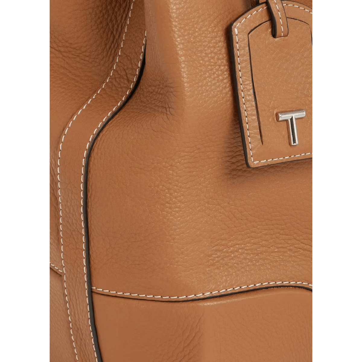 Détail cuir grainé et pendentif T du sac LE TANNEUR Romy Tan