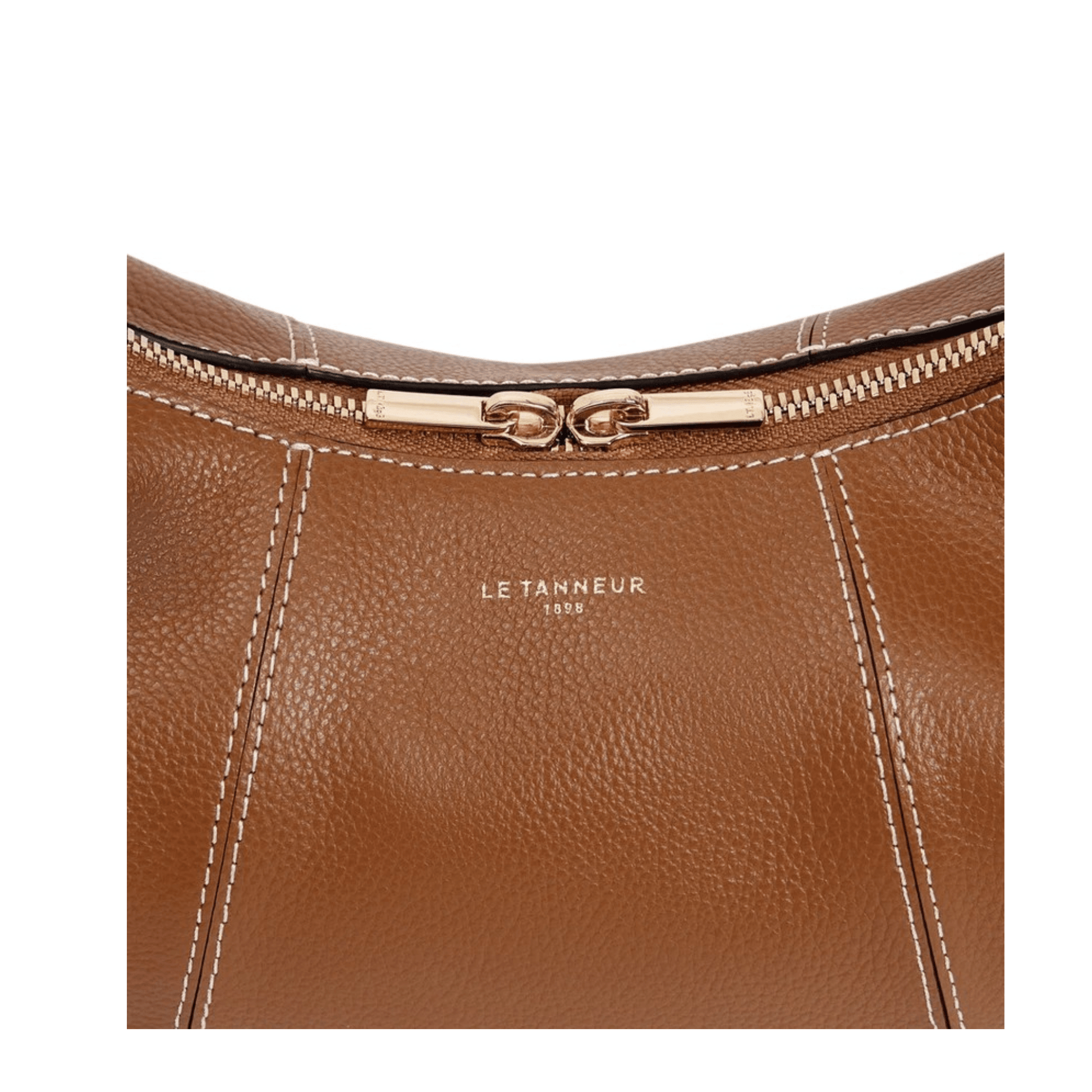 Détail cuir grainé Tan, surpiqûres et logo Le Tanneur du sac hobo TJET1402G05