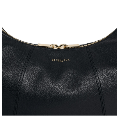 Détail cuir grainé et marquage Le Tanneur 1898 du sac hobo noir TJET1402N01